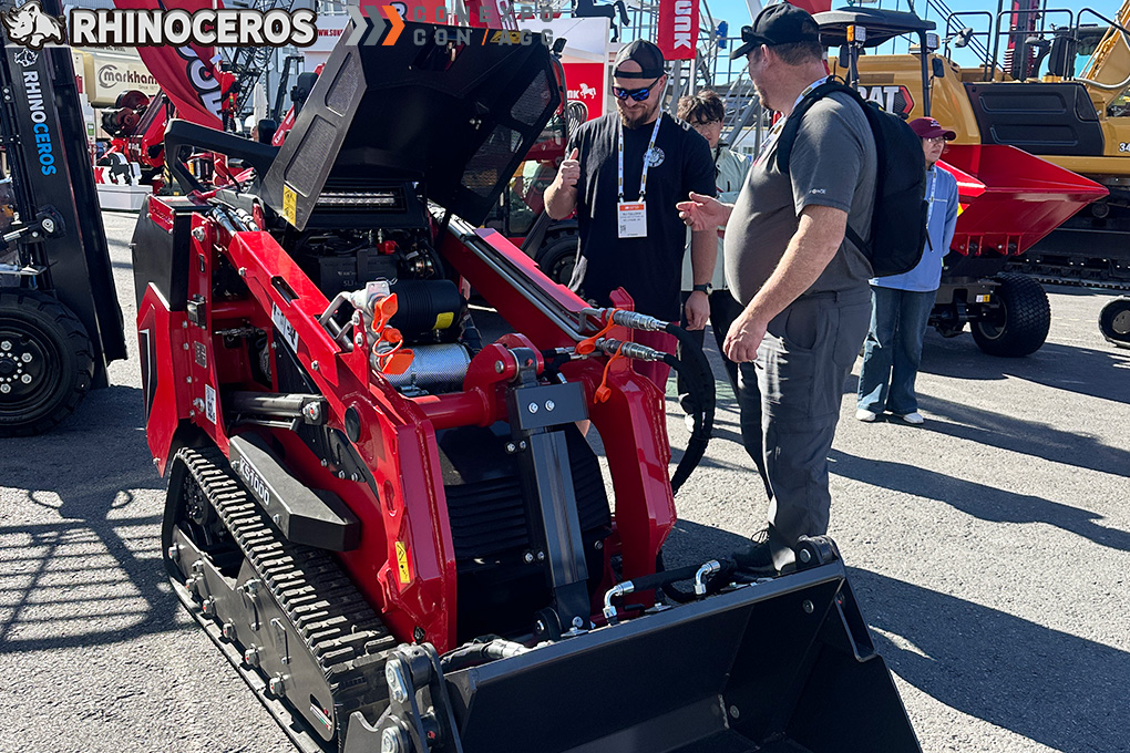 La chargeuse compacte Rhinoceros KS1000 et le chariot élévateur KS627 attirent les visiteurs à CONEXPO 2026