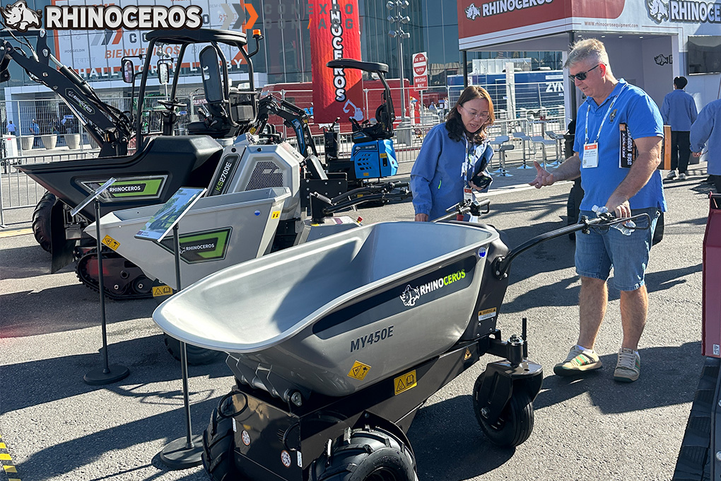 L'équipe et les machines Rhinoceros mettent en avant leur expansion mondiale au salon CONEXPO CON AGG 2026