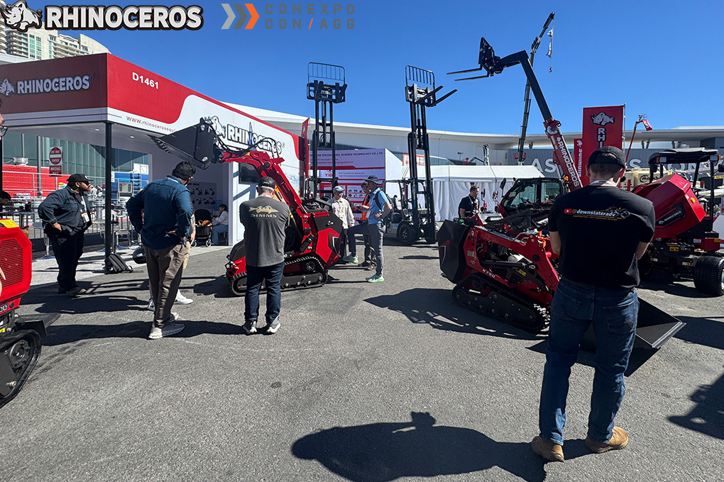 Stand d'exposition d'engins de chantier Rhinoceros au salon CONEXPO CON AGG 2026 avec des excavatrices et des chargeuses.